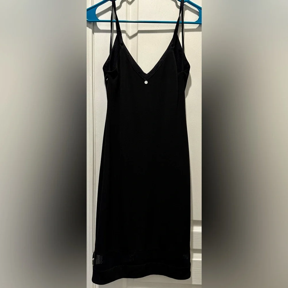 Alice + Olivia Air Sleeveless Cate Slip Dress in Black w Illusion Hemline. ZB14